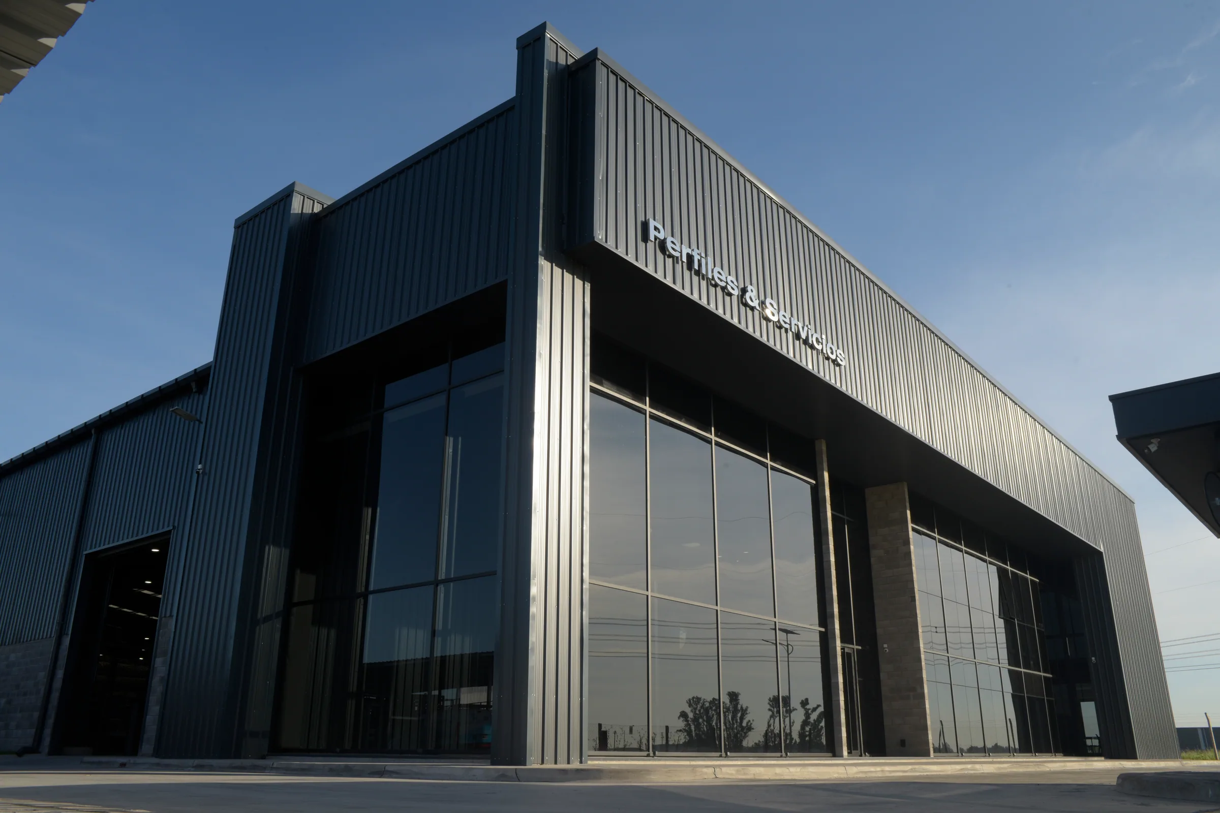 Fábrica propia Perfiles y Servicios — +2.400 m²