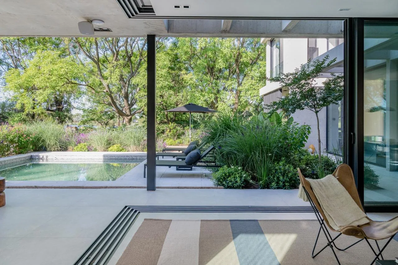 Casa entre jardines