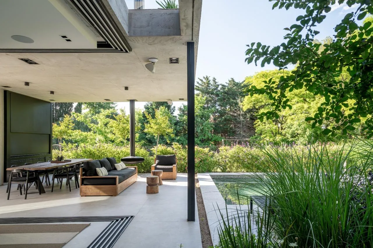Casa entre jardines