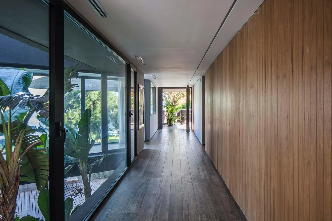 Galería interior con corredizas de aluminio