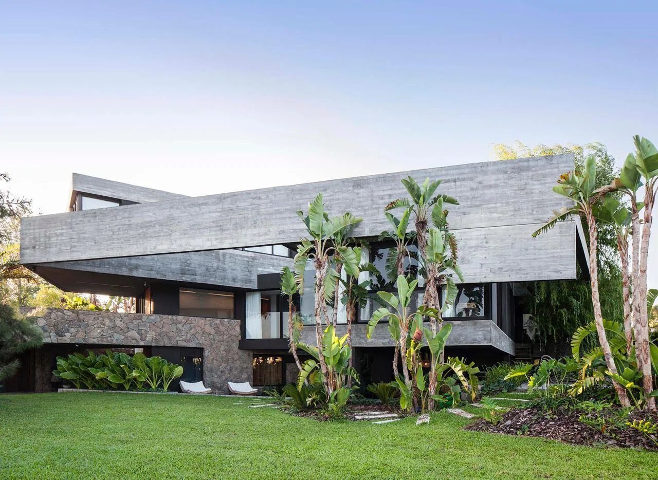 Vivienda de hormigón con grandes paños de aluminio