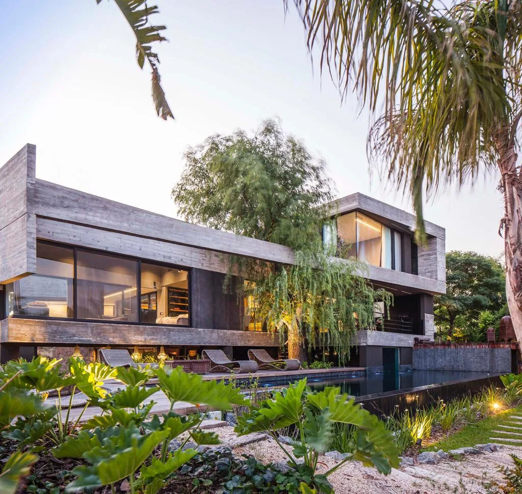 Vivienda con carpintería de aluminio al atardecer
