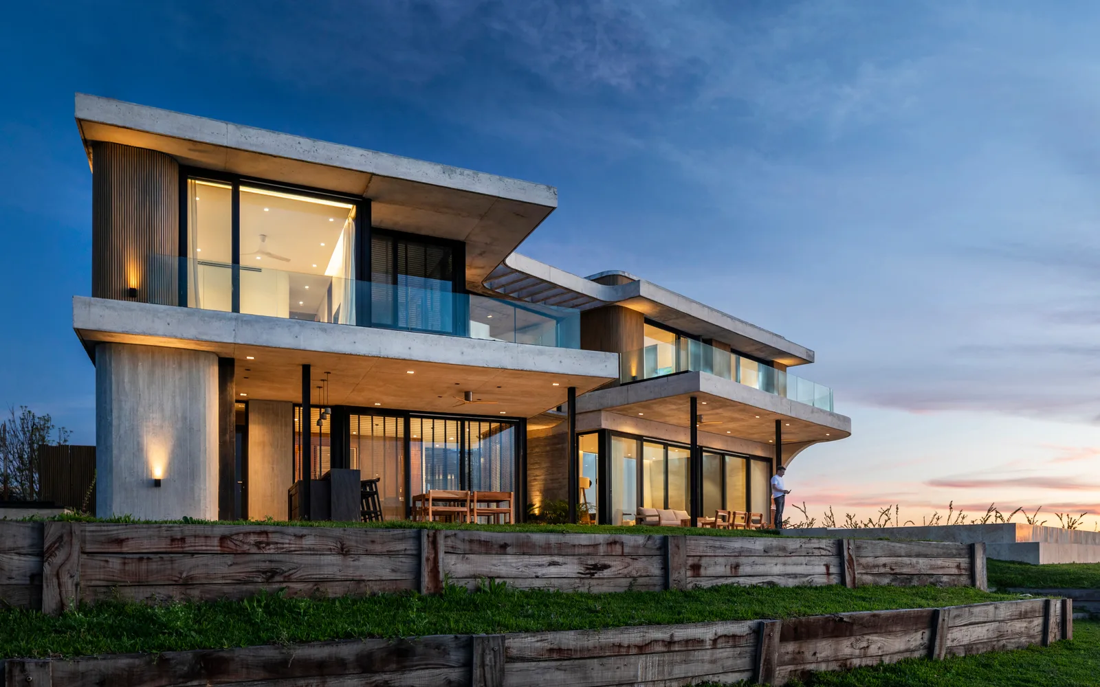 Vivienda con grandes paños de aberturas de PVC al atardecer
