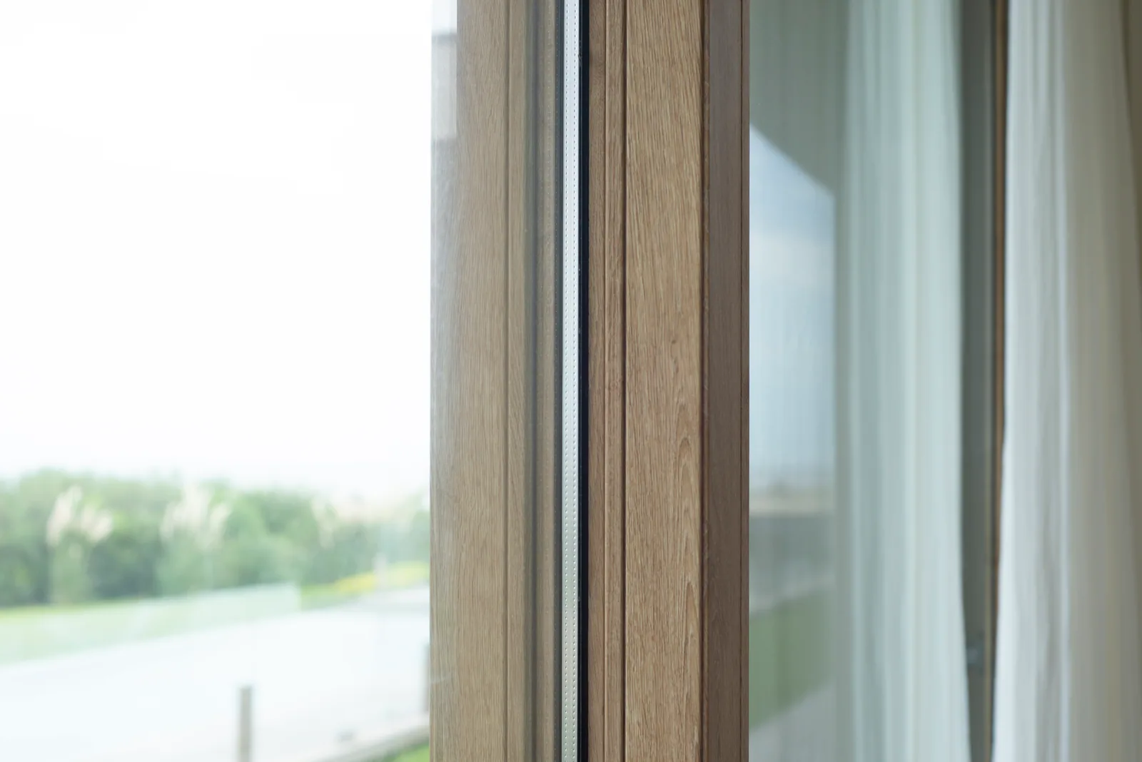 Detalle del perfil de PVC foliado madera