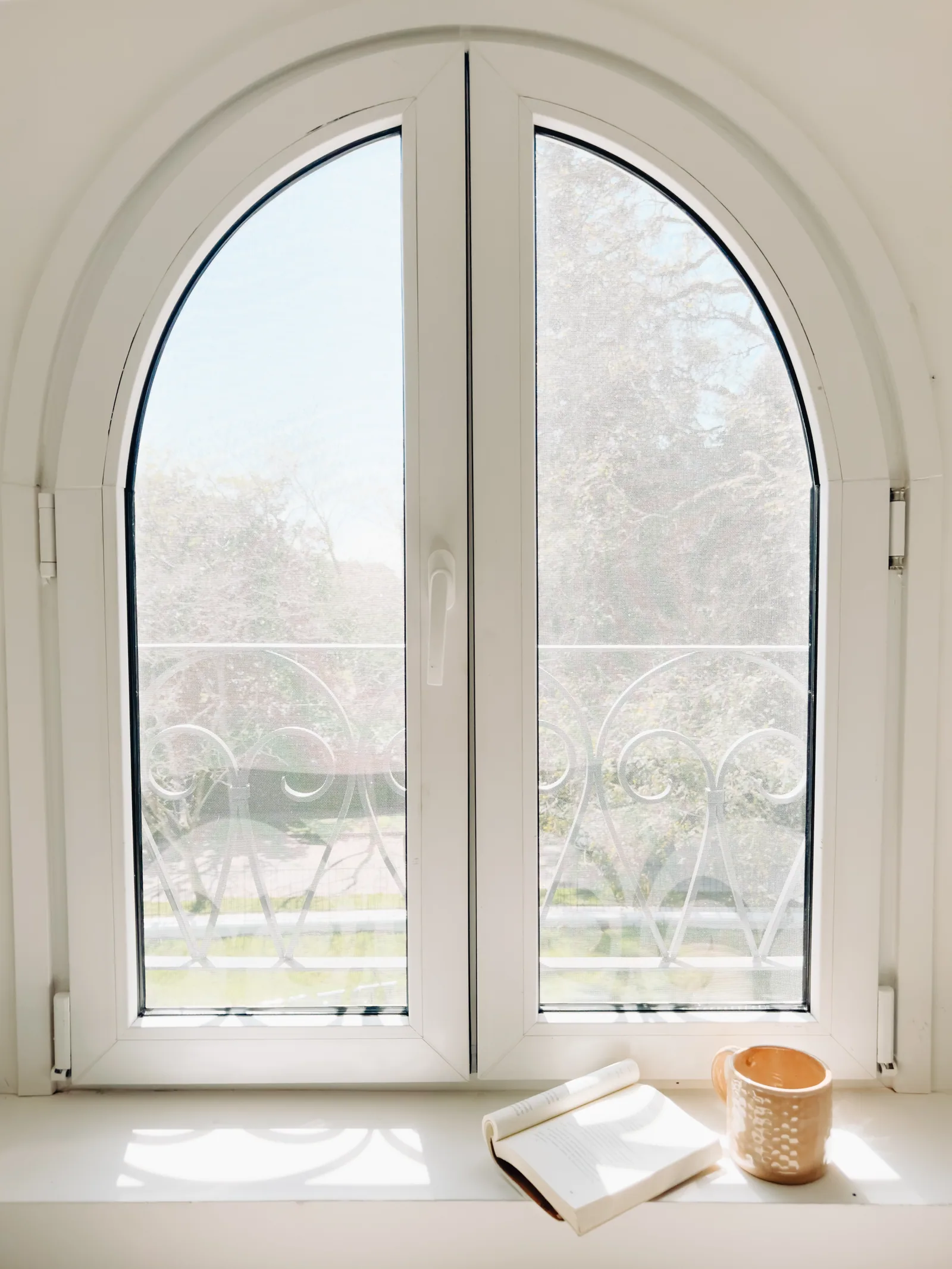 Ventana de PVC blanca en arco