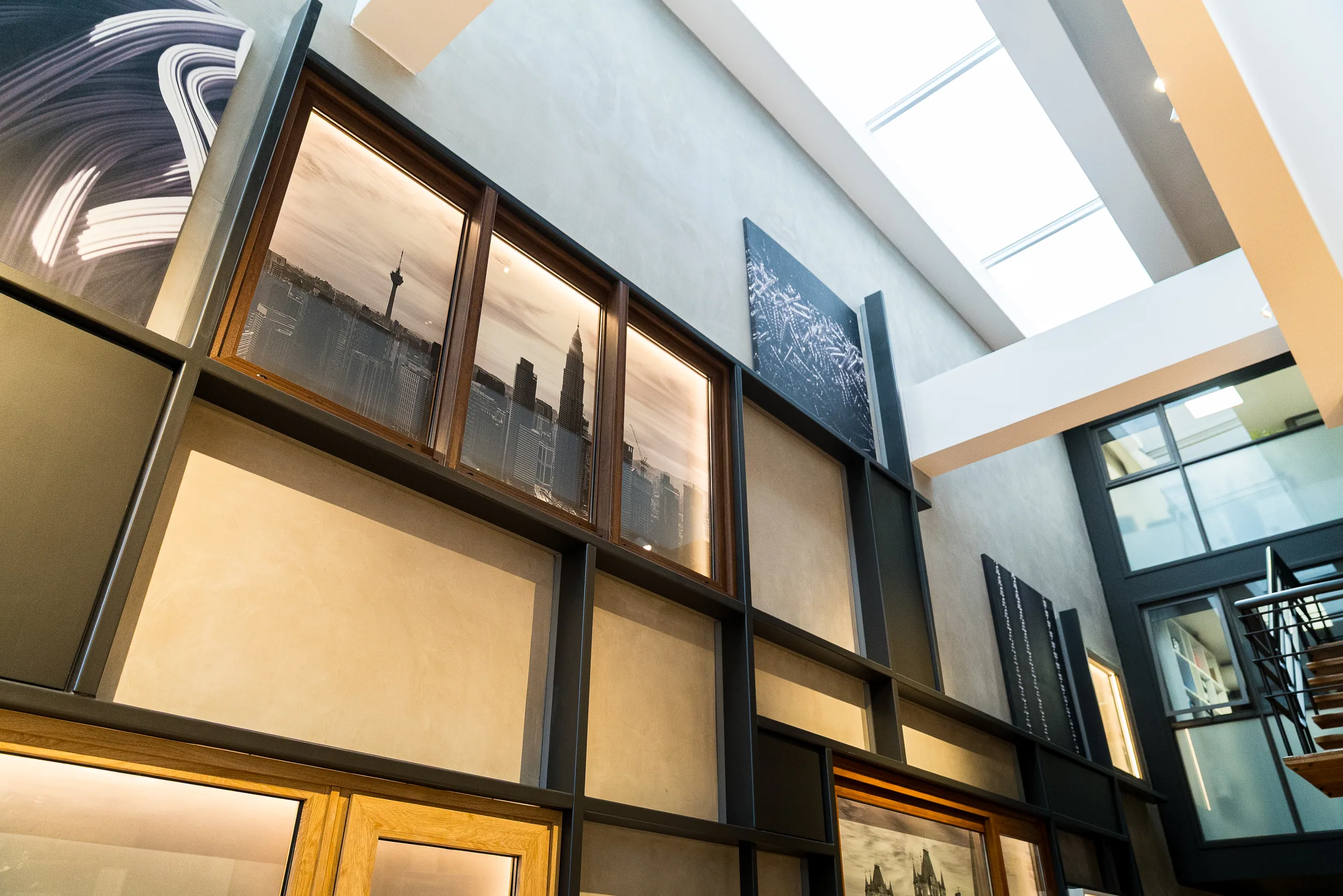 Showroom de Perfiles y Servicios — sistemas montados a escala real