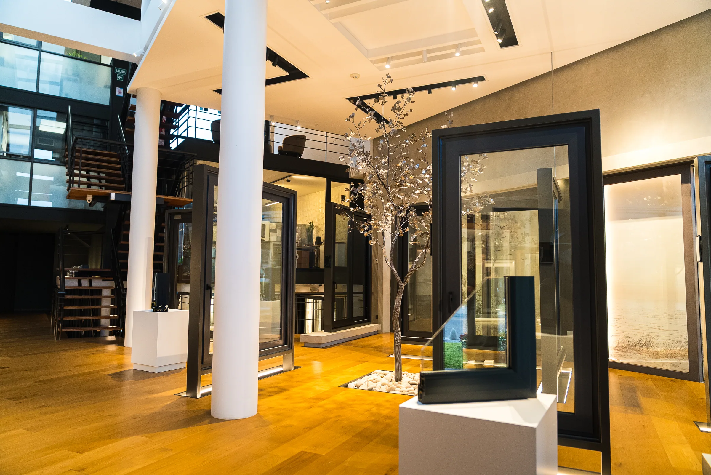 Showroom de Perfiles y Servicios — aberturas a escala real