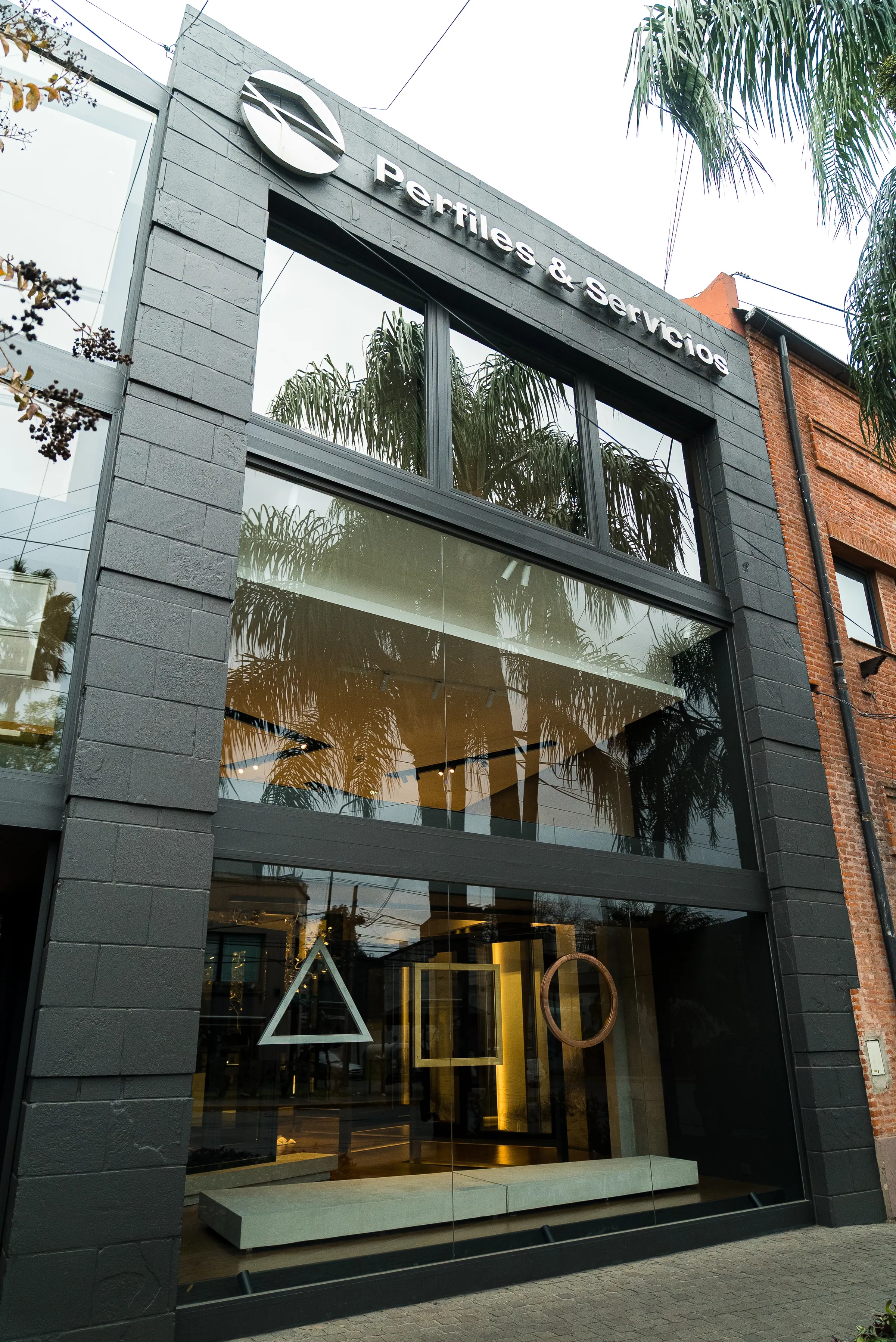 Showroom de Perfiles y Servicios — detalle de terminaciones