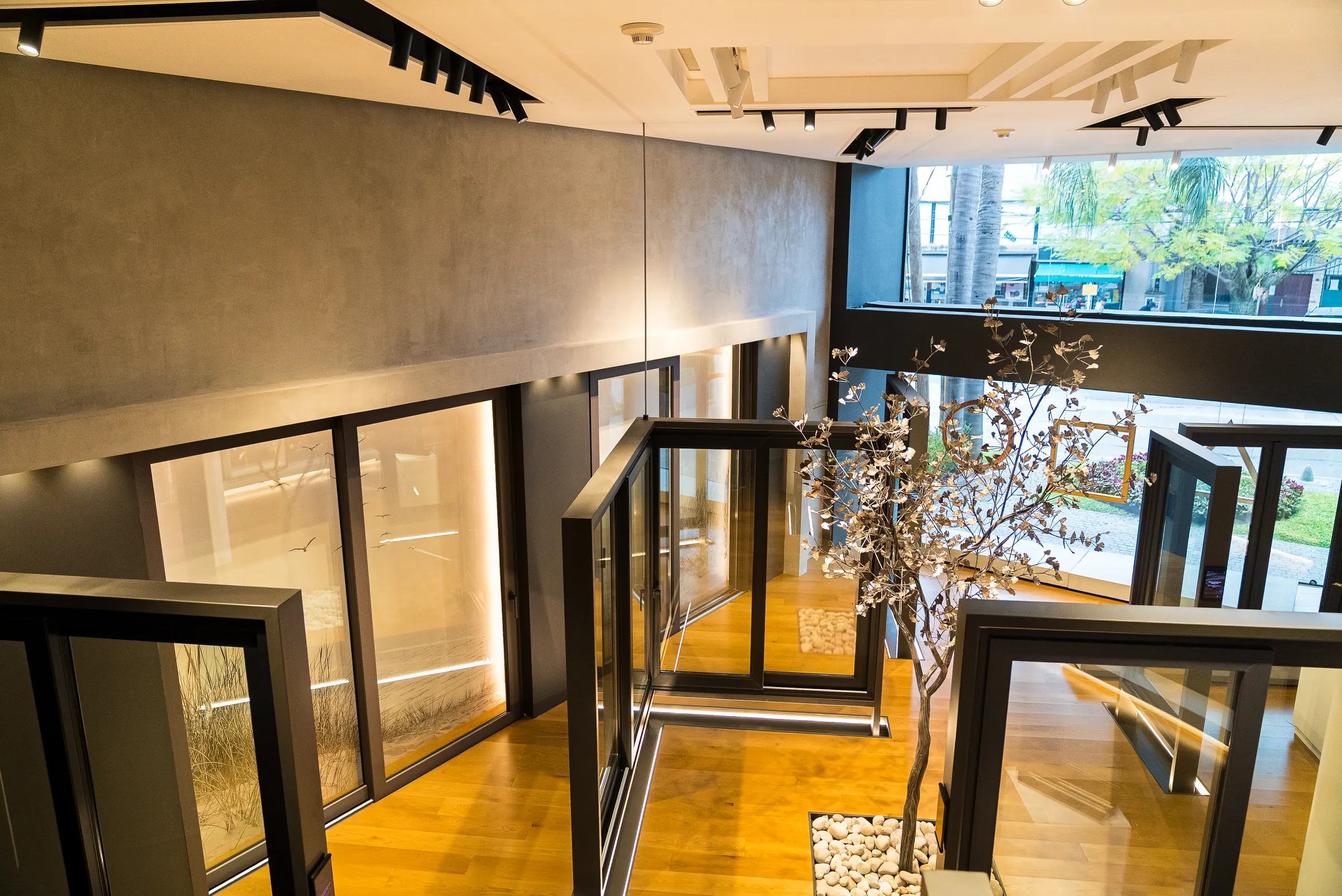 Showroom de Perfiles y Servicios — espacio de exhibición